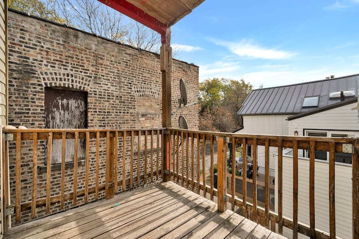 Charming & Cozy 4BD Retreat Steps to Wrigley Field gallery image 3