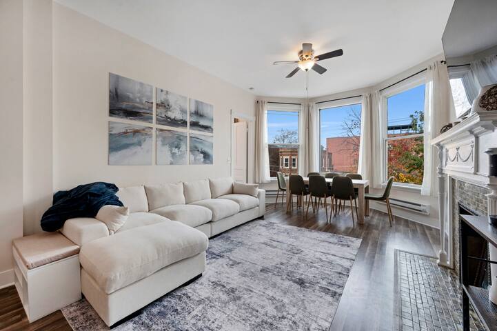 Charming & Cozy 4BD Retreat Steps to Wrigley Field gallery image 5