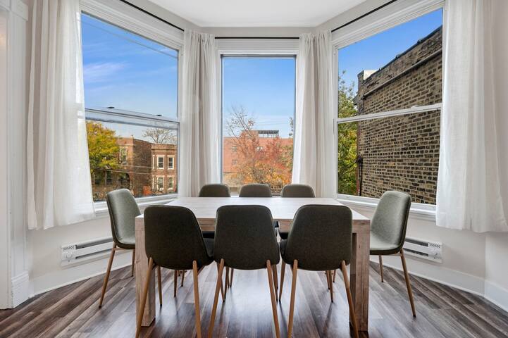 Charming & Cozy 4BD Retreat Steps to Wrigley Field gallery image 2