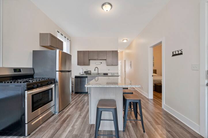 Charming & Cozy 4BD Retreat Steps to Wrigley Field gallery image 4