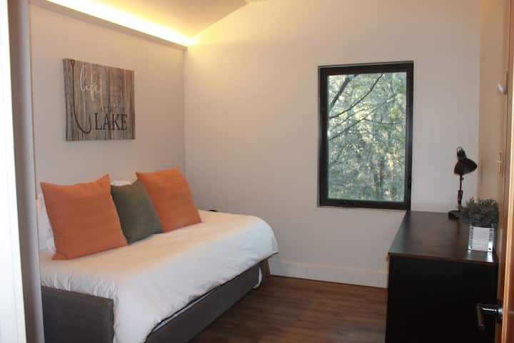 U ovoj sobi mogu spavati dvije osobe s pomoćnim krevetom. Dijeli kupaonicu s spavaćom sobom 1