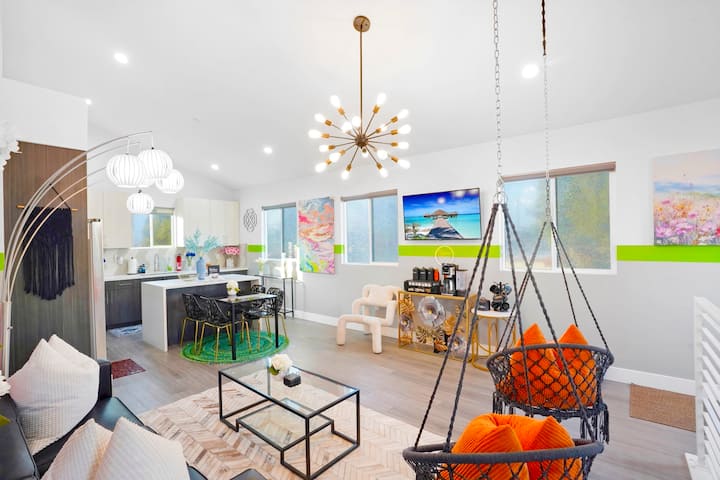 A. Noho Casa: Sleeps 13, Universal 15, Games+patio - Burbank