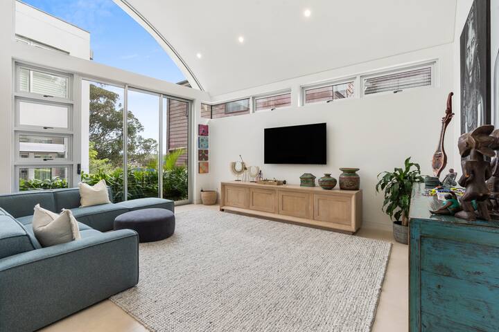 Jackpot – Modern Stylish Home w AC Pool Garage gallery image 5