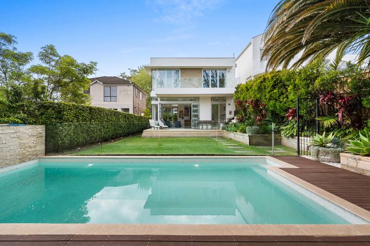 Jackpot – Modern Stylish Home w AC Pool Garage gallery image 2