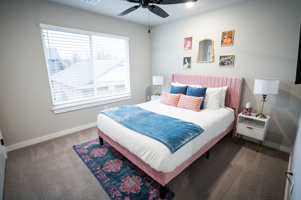 Dhoma e dytë e gjumit me krevat dopio "queen"
Të gjitha dhomat e gjumit janë lart