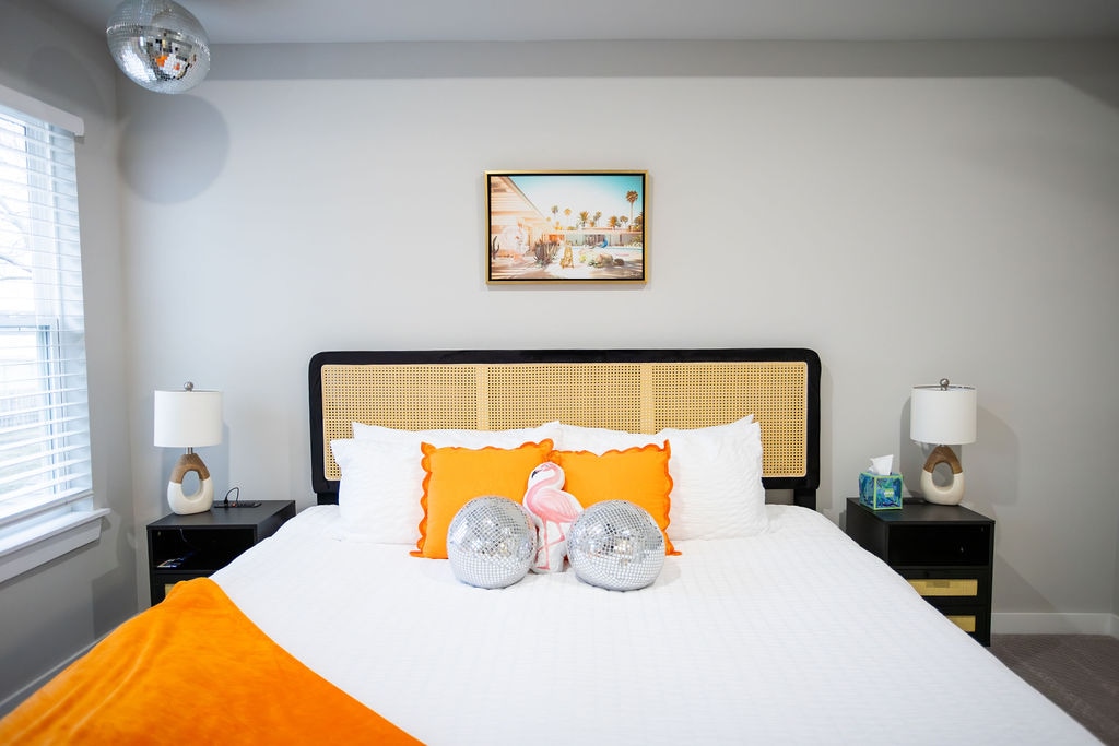 Dhomë gjumi kryesore me krevat dopio "king".  Dhoma e gjumit ndodhet lart