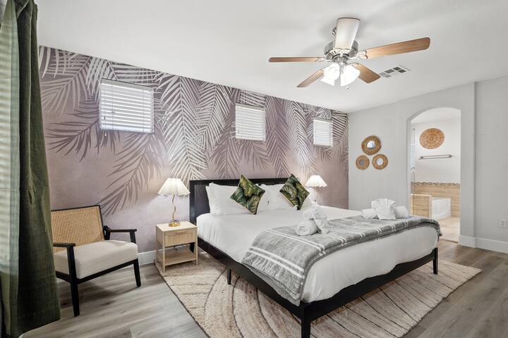 Paradise Found: Luxurious Poolside Escape gallery image 4