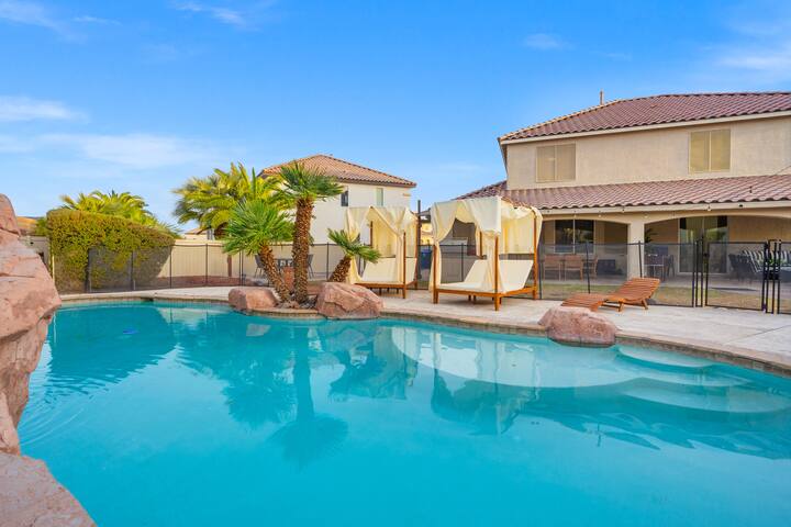 Paradise Found: Luxurious Poolside Escape gallery image 5