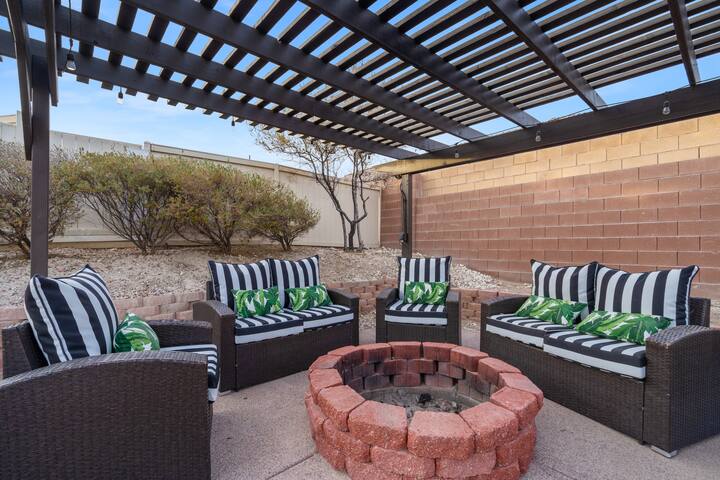 Paradise Found: Luxurious Poolside Escape gallery image 3