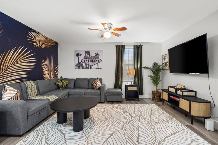 Paradise Found: Luxurious Poolside Escape gallery image 2