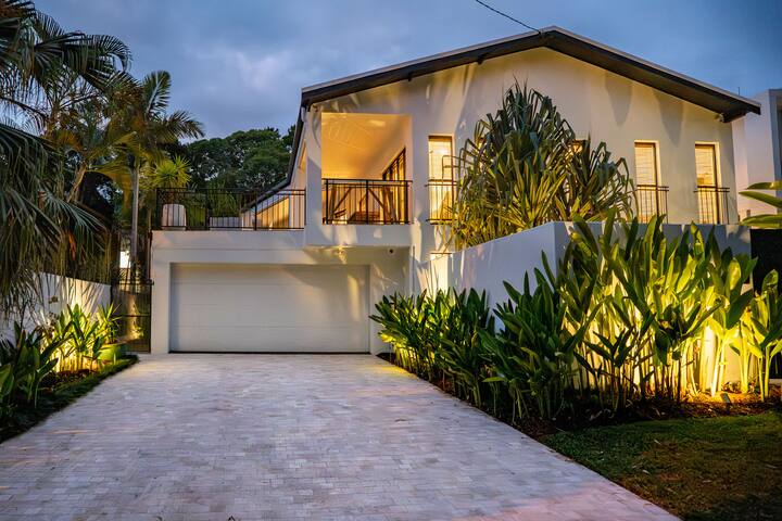 Spacious and stylish family oasis on Noosa Hill gallery image 2