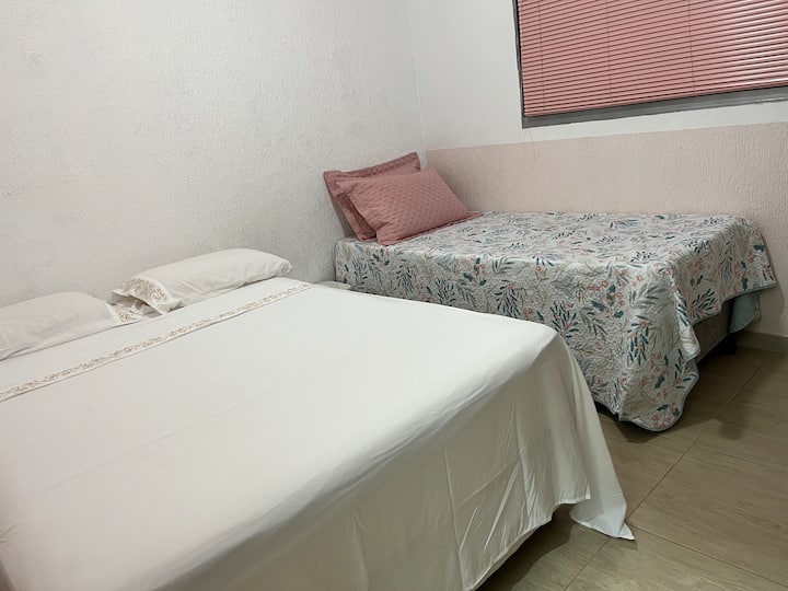 Dvojposteľ 
Jednolôžková škatuľa 
Cortina 
Naparovacia žehlička na oblečenie 
Vankúš navyše s obliečkami na vankúše 
Posteľná bielizeň a meď 
Uteráky do vane a na tvár 
Cobertor 
Arara s vešiakmi na zavesenie oblečenia 
Viacúčelová skrinka 
Stropný ventilátor