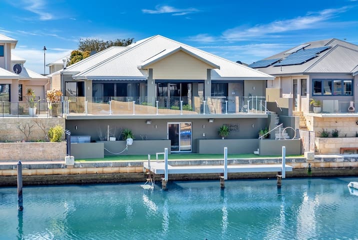 Wannanup canal retreat, 4 bedrooms with boat dock