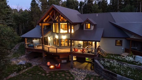 Cougar Lodge | Luxe, Hot Tub, Sauna & Gym