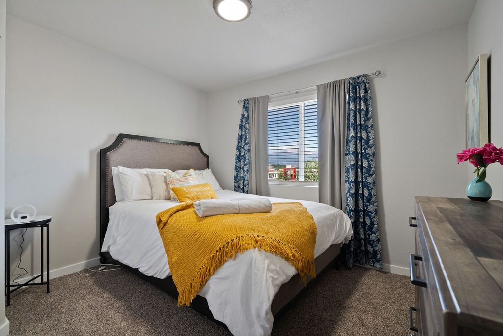 Kjo është dhoma e dytë e gjumit në katin e sipërm. Ka një krevat dopio "queen", dollap, komodinë dhe një makinë zëri me zhurmë të bardhë.