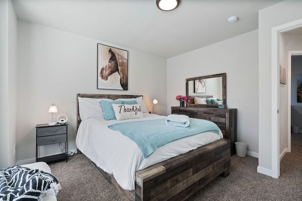 Kjo është dhoma e parë e gjumit lart. Ka një krevat dopio "queen", dollap të madh, komodinë, otoman dhe një makinë zëri me zhurmë të bardhë.