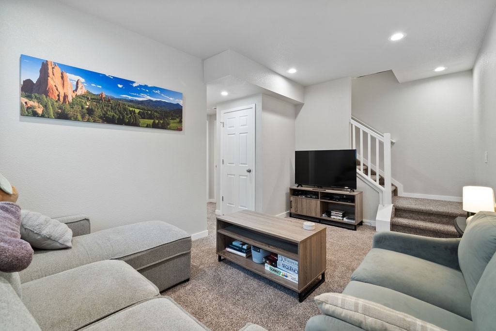 Kjo është dhoma e ndenjjes në bodrum.

Këtu do të gjesh një divan/divan gjumi, divan, televizor inteligjent 55”me të njëjtat shërbime plotësuese transmetimi si lart, BluRay player, N64, Nintendo Wii, lojëra tavoline dhe një oxhak elektrik.
