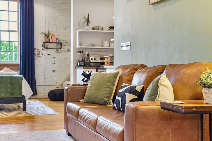 White Lily Leisure ~ Walk to Downtown & Old City - Lofts for Rent in  Knoxville, Tennessee, United States - Airbnb