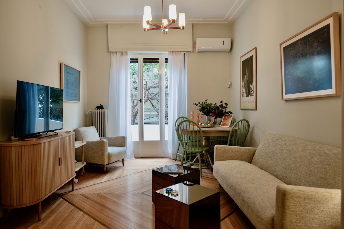 La sala de estar con su sala de estar, TV y comedor