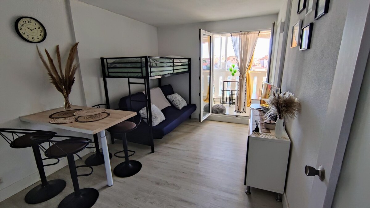 קומת הביניים כוללת ספה נפתחת זוגית ומיטת יחיד למעלה.