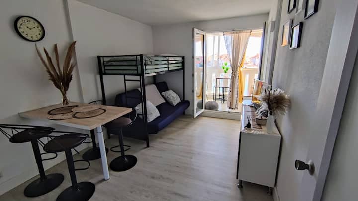 La mezzanine est composée d'un canapé convertible double et d'un lit simple au-dessus.