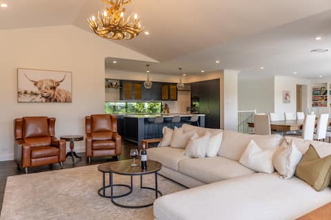 Large Bowral Home - bubbles on arrival/sleeps 16