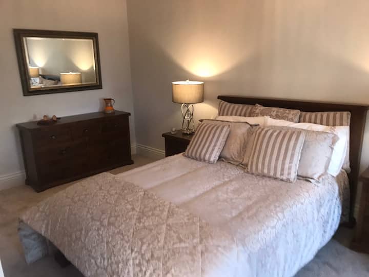 Amplio dormitorio doble en la planta baja con baño privado con ducha.