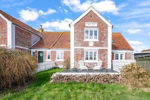 House in the 1st row with a view of the Wadden Sea