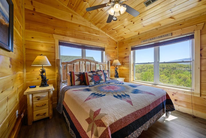 Chumba cha pili cha ghorofa ya juu kina kitanda cha ukubwa wa kifalme, dari zilizopambwa na televisheni mahiri kwa ajili ya starehe yako. Furahia mandhari ya kupendeza ukiwa kwenye chumba chako na utumie bafu kamili lililoambatishwa, ukitengeneza mapumziko ya kujitegemea na yenye utulivu.