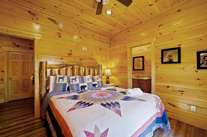 Chumba cha chini ya ghorofa kina kitanda cha ukubwa wa kifalme, runinga mahiri na bafu kamili, na kuunda likizo ya starehe na ya kujitegemea yenye kila kitu unachohitaji kwa ajili ya ukaaji wa kupumzika.