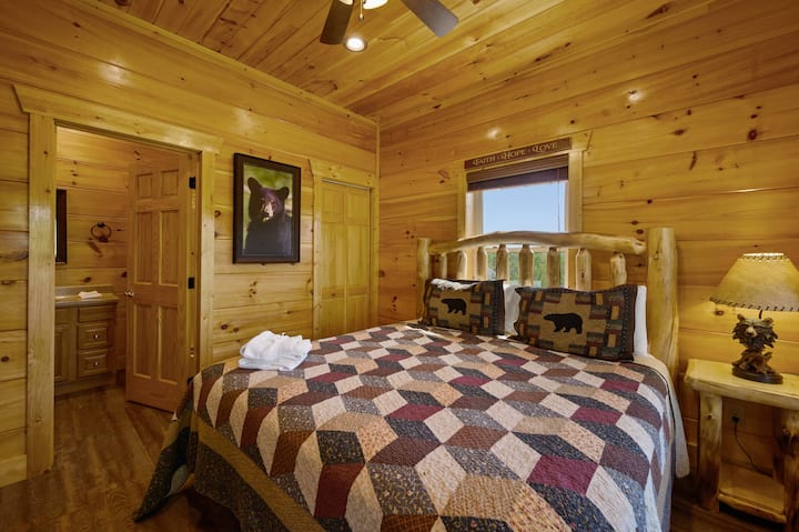 Chumba cha pili cha chini ya ghorofa kina kitanda cha ukubwa wa kifalme, televisheni mahiri na bafu la 3/4 lililounganishwa kwa urahisi zaidi. Ikiwa na mlango wake wa nje unaoelekea kwenye sitaha ya chini, chumba hiki kinatoa ufikiaji rahisi wa mapumziko ya nje yenye mandhari ya kupendeza.