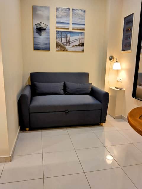 Popular Airbnb listing: STUDIO small and functional. in ΠΙΝΑΚΟΘΗΚΗ