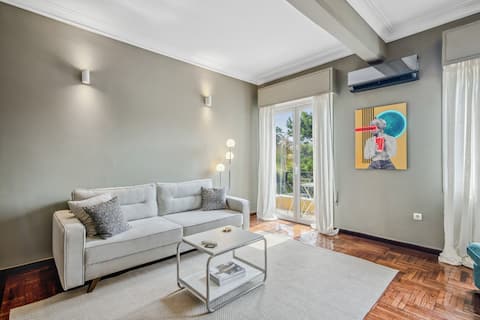 Successful Airbnb property: Acropolis Noir Penthouse in ΚΑΜΠΑ