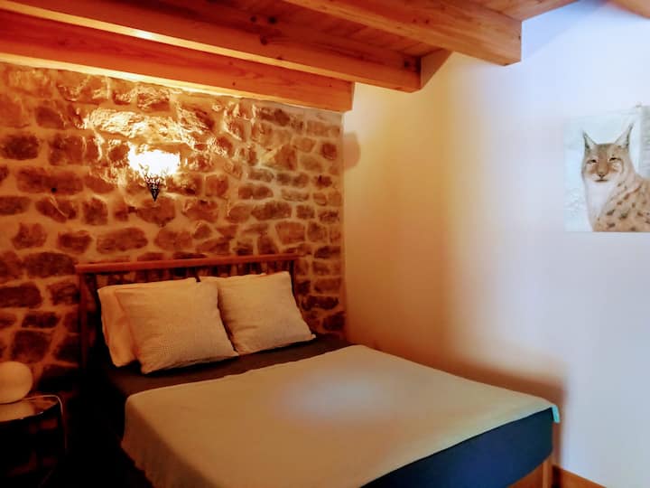 1 habitación en planta baja 
1 cama doble 