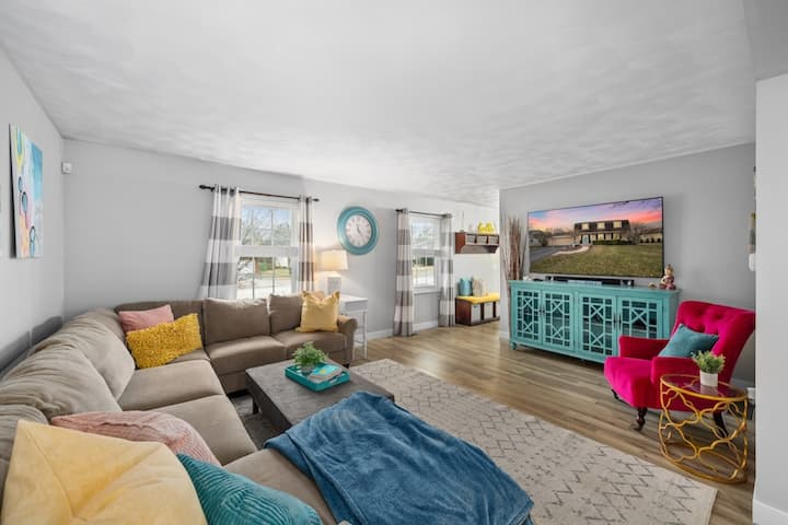 Chic 4BR Stay + Hot Tub • Relax, Gather & Unwind