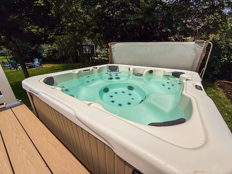 Chic 4BR Stay + Hot Tub • Relax, Gather & Unwind