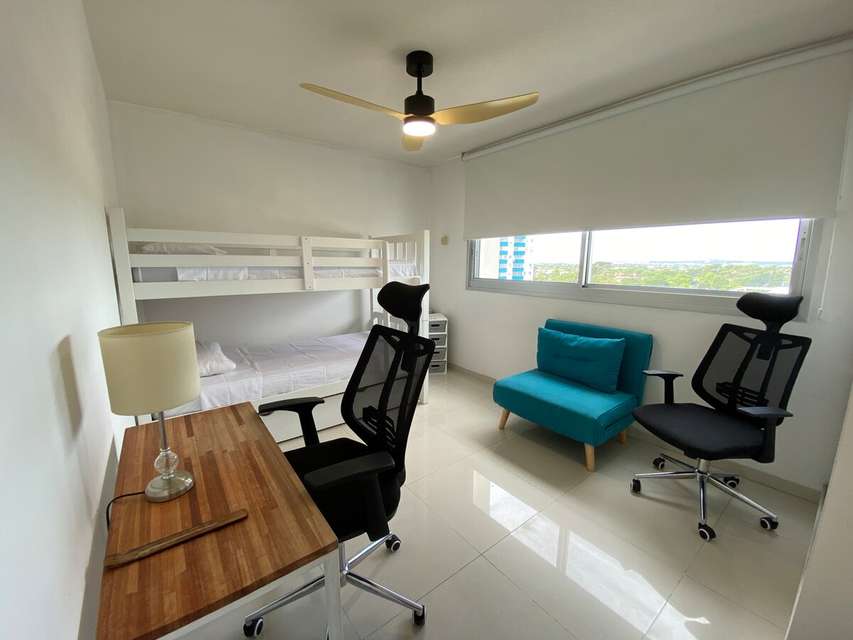 配有双层床和水手床的次卧，天花板风扇，可供5人入住，位于埃斯特角城