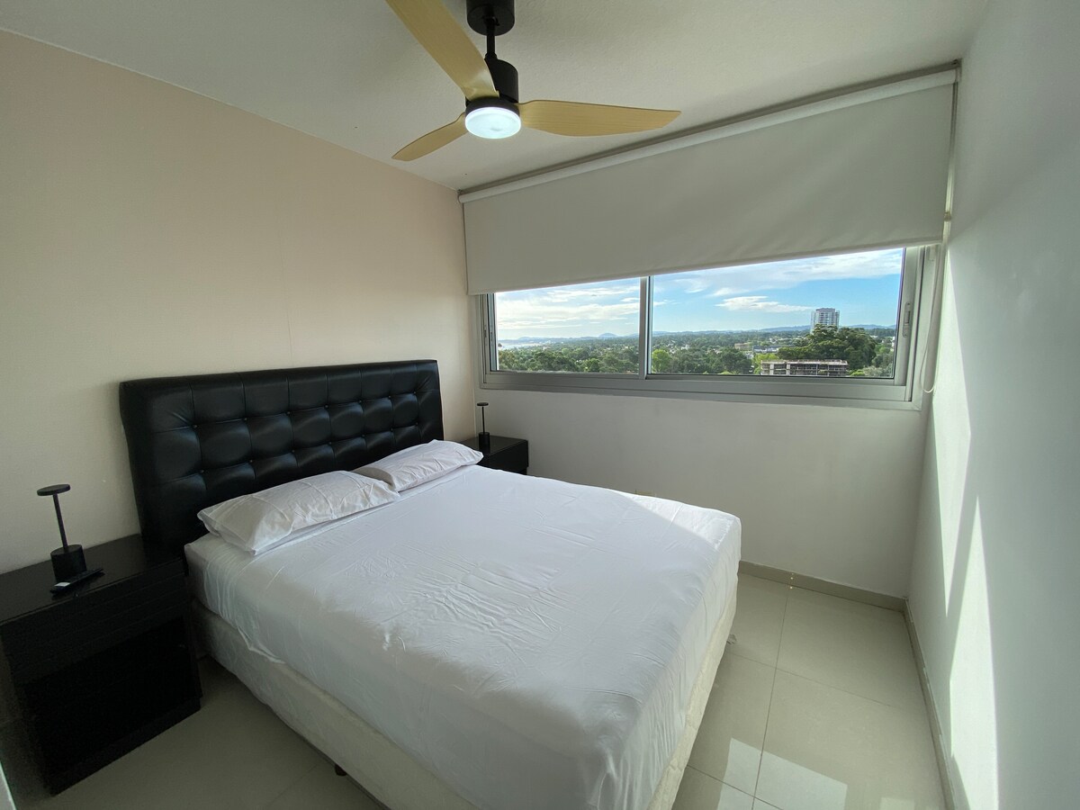 埃斯特角城主卧室配备双人床和吊扇，可供5人入住