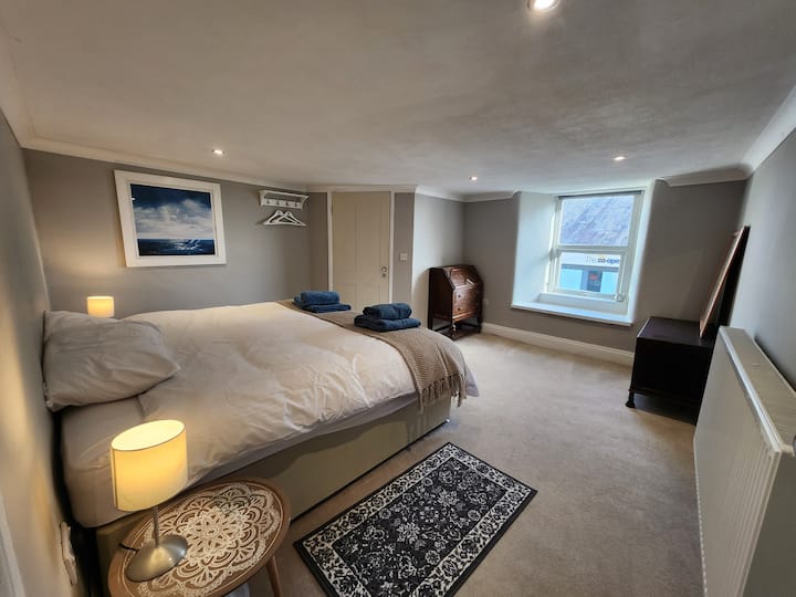 Პირველი სართულის საძინებელი სუპერთასიანი საწოლით. Ეს შეიძლება გაიყოს ორ ცალად, თუ წინასწარ შეგვატყობინებთ. Საშხაპის დამხმარე ოთახზე წვდომა.