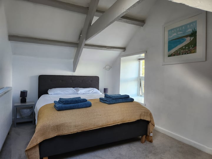 Მეორე სართულის საძინებელი დიდი საწოლით. 