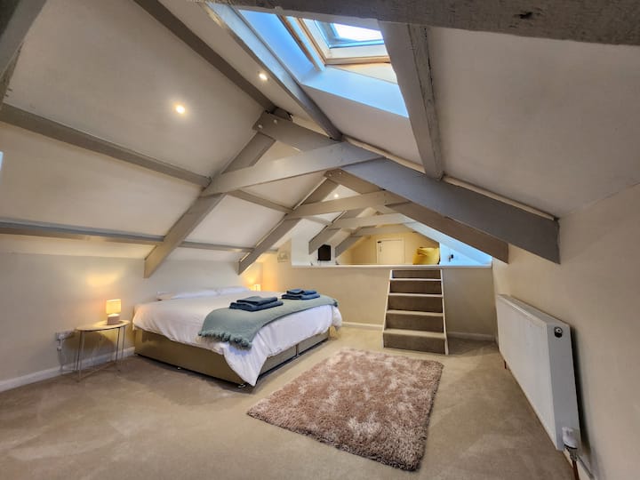 Მეორე სართულის საძინებელი სუპერთასიანი საწოლით. Ეს შეიძლება გაიყოს ორ ცალად, თუ წინასწარ შეგვატყობინებთ. Ოთახში, ასევე, არის აწეული სივრცე ტელევიზორითა და ლობიოს პარკებით.