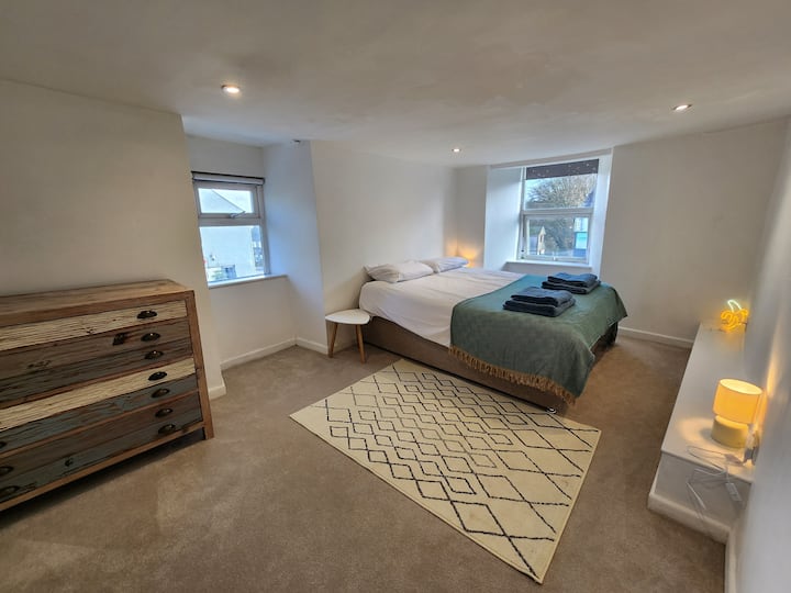 Პირველი სართულის საძინებელი სუპერთასიანი საწოლით. Ეს შეიძლება გაიყოს ორ ცალად, თუ წინასწარ შეგვატყობინებთ.