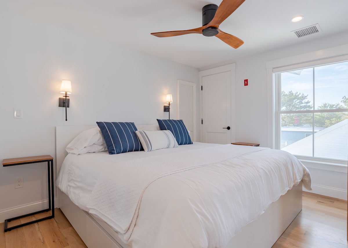 تحتوي الغرفة على حمام كامل مشترك مع غرفة النوم 4