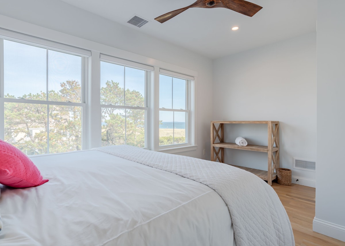 تقع غرفة النوم في الطابق الرئيسي