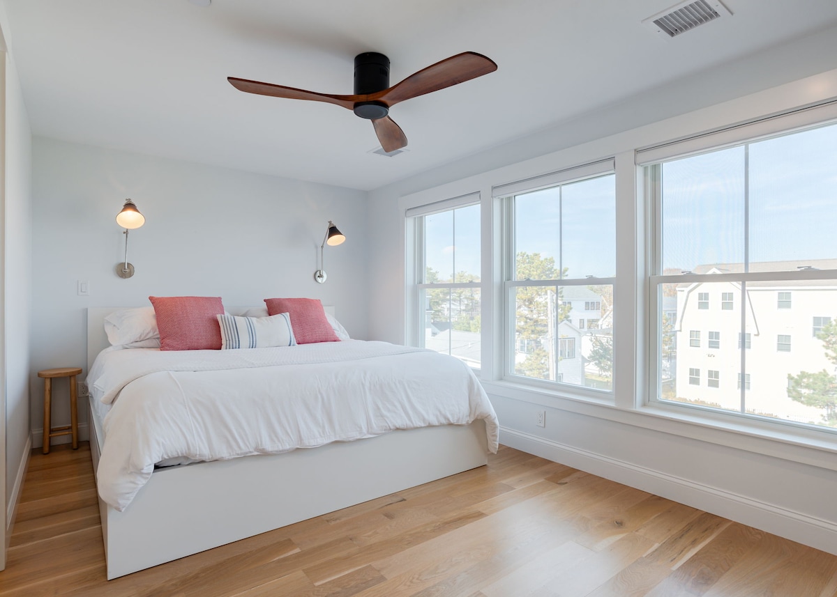 تحتوي الغرفة على حمام كامل مشترك مع غرفة النوم 5