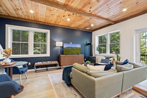 Popular Airbnb listing: Luxury Retreat-HotTub-Sauna-Theater-Arcade-Sleeps 16 in Bethel