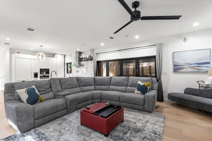 Walkable! Huge Modern House – 9 real beds gallery image 2