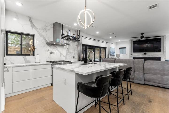 Walkable! Huge Modern House – 9 real beds gallery image 4