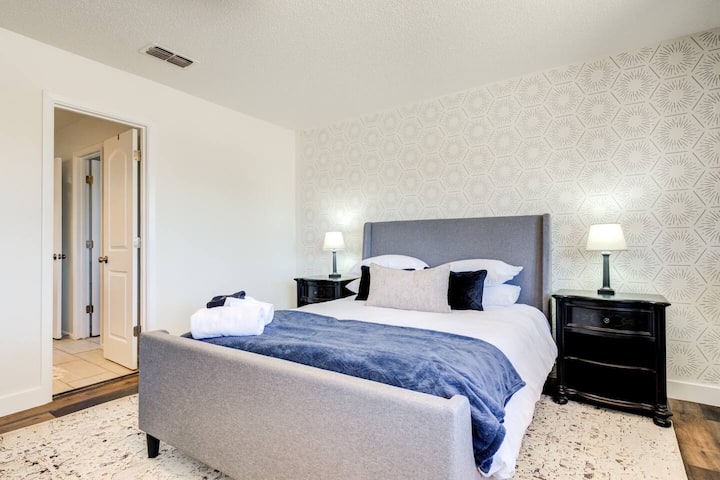 חדר שינה שישי: מיטת קווין סייז, טלוויזיה חכמה, חדר ארונות, מחובר לג'ק וג'יל.