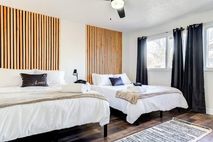 חדר שינה חמישי: שתי מלכות, וילונות שחורים, חדר ארונות, מחוברים לאמבטיה של ג'ק וג'יל.